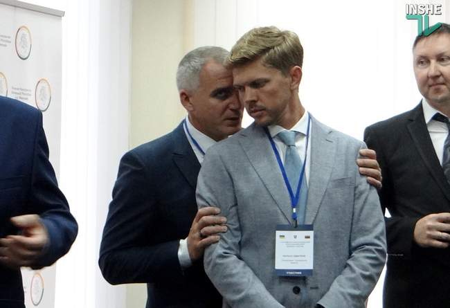 Дмитро Фалько у сірому. Фото: Inshe.tv