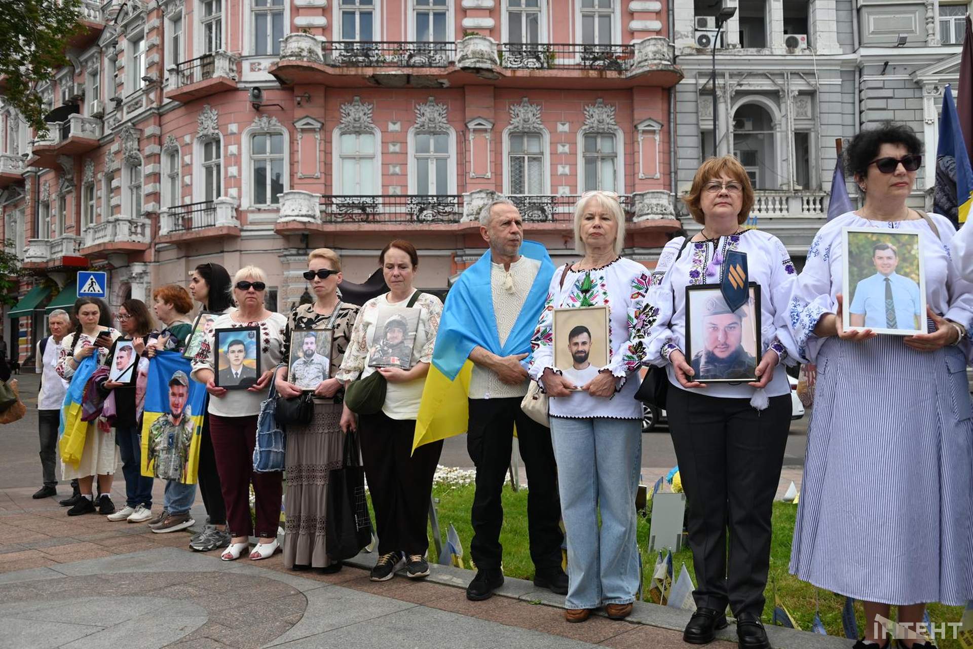 Лампадки, стрічки та хода пам’яті: в Одесі відбулася акція до Дня вишиванки