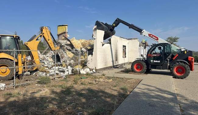 Dismantling. PHOTOS: Divisional village council