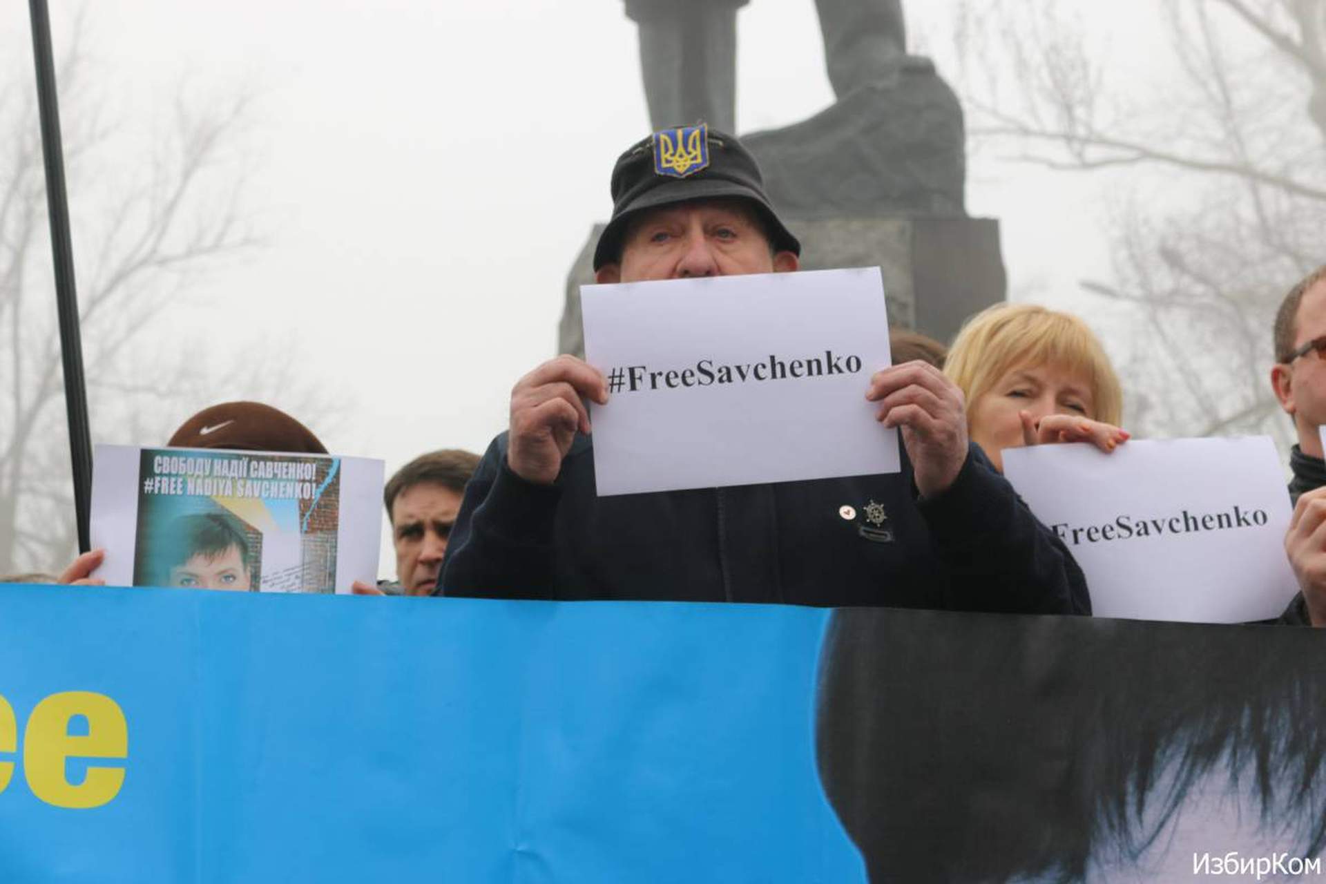 Одесситы принесли цветы к памятнику Шевченко и потребовали освободить Савченко