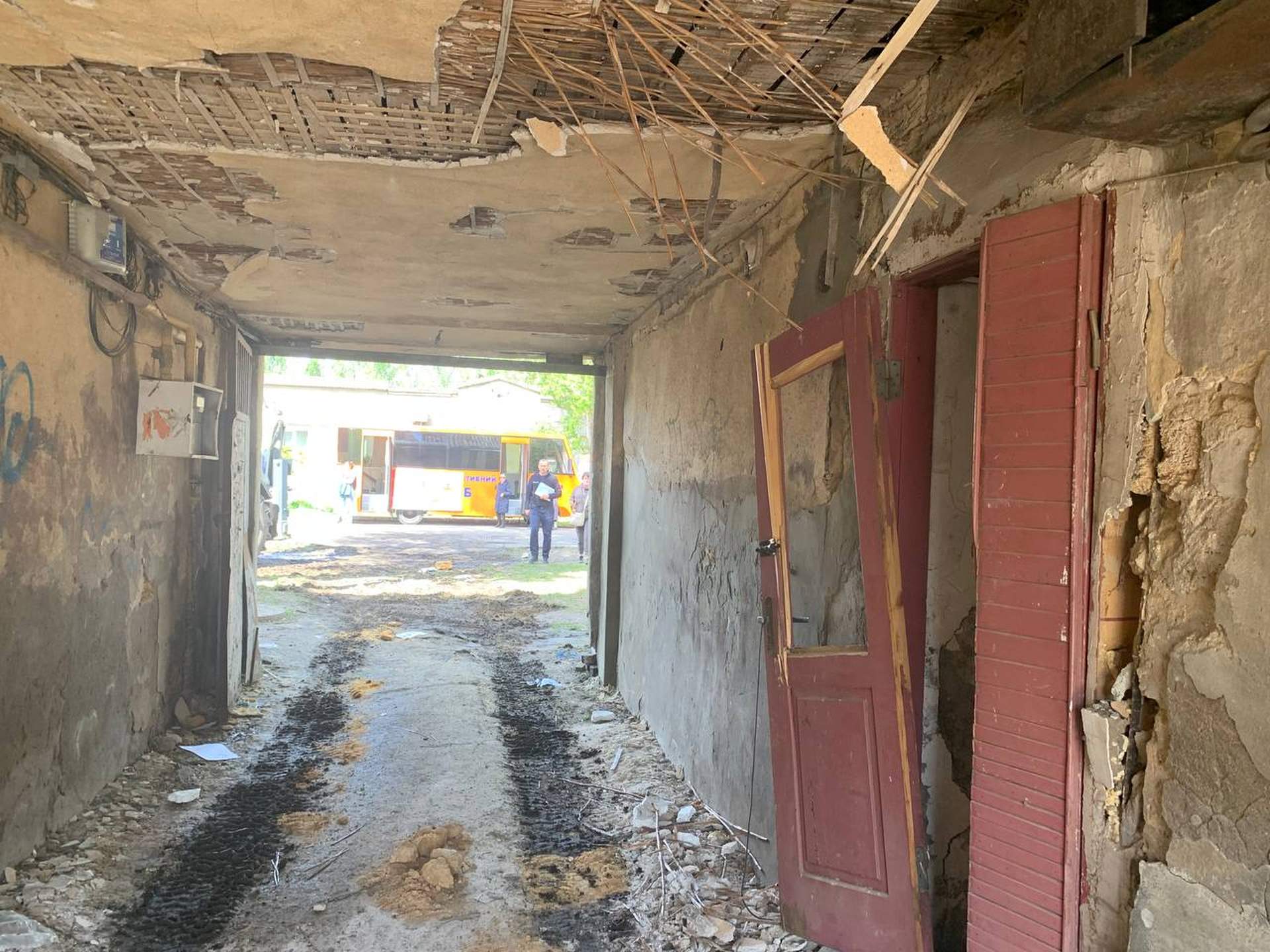 Наслідки влучання російського дрона в житлові будинки Одеси у світлинах