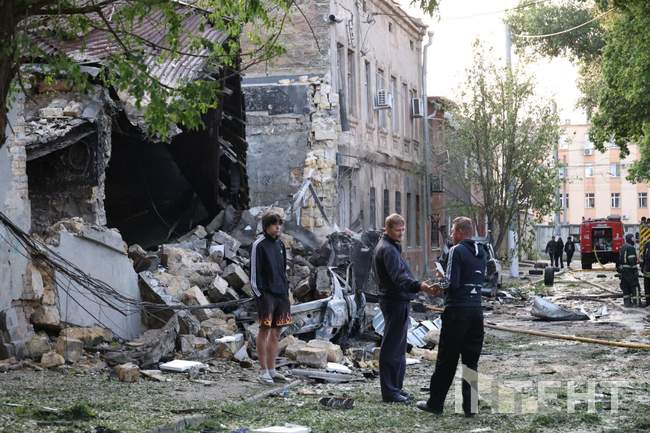 Вночі росіяни вбили в Одесі двох людей й поцілили в пологовий будинок