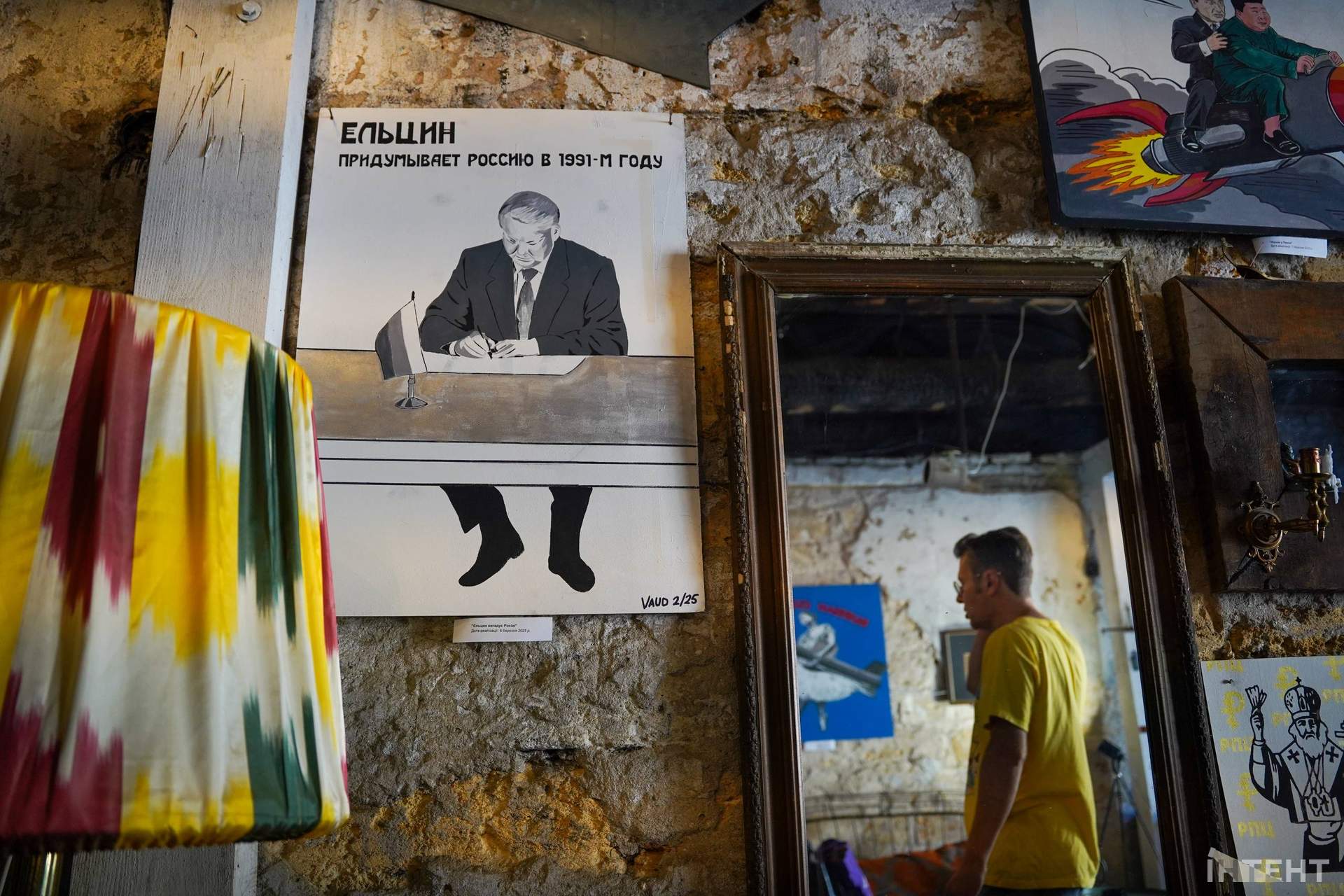 Під мостом в Одесі показали самогубство путіна та як Єльцин вигадував рф