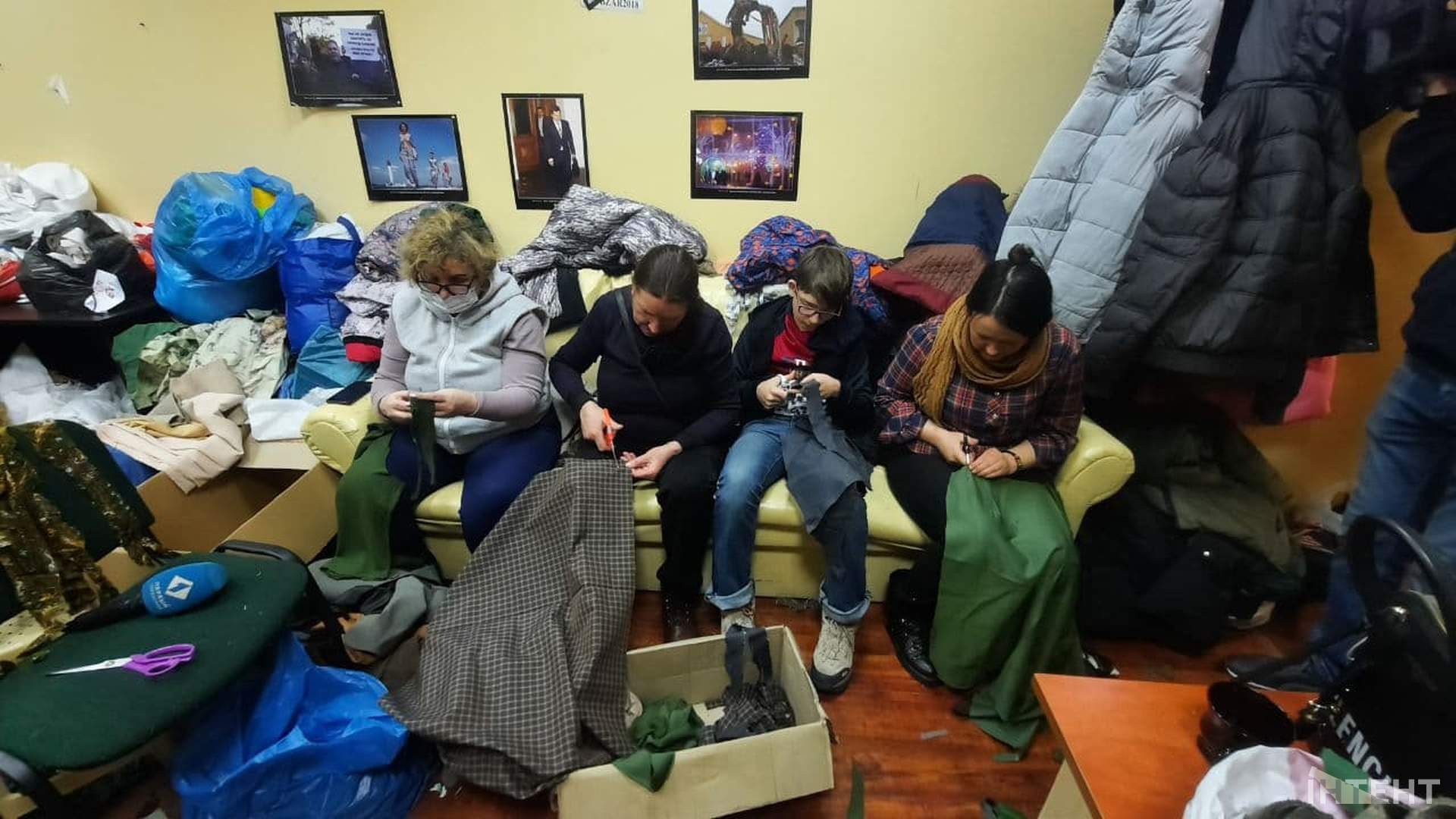 Одесити плетуть маскувальні сітки для військових