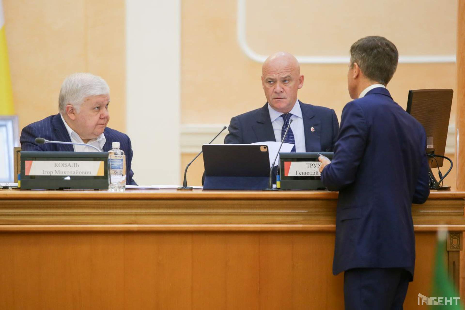 Обличчя та емоції: сесія Одеської міської ради в об'єктиві Інтента