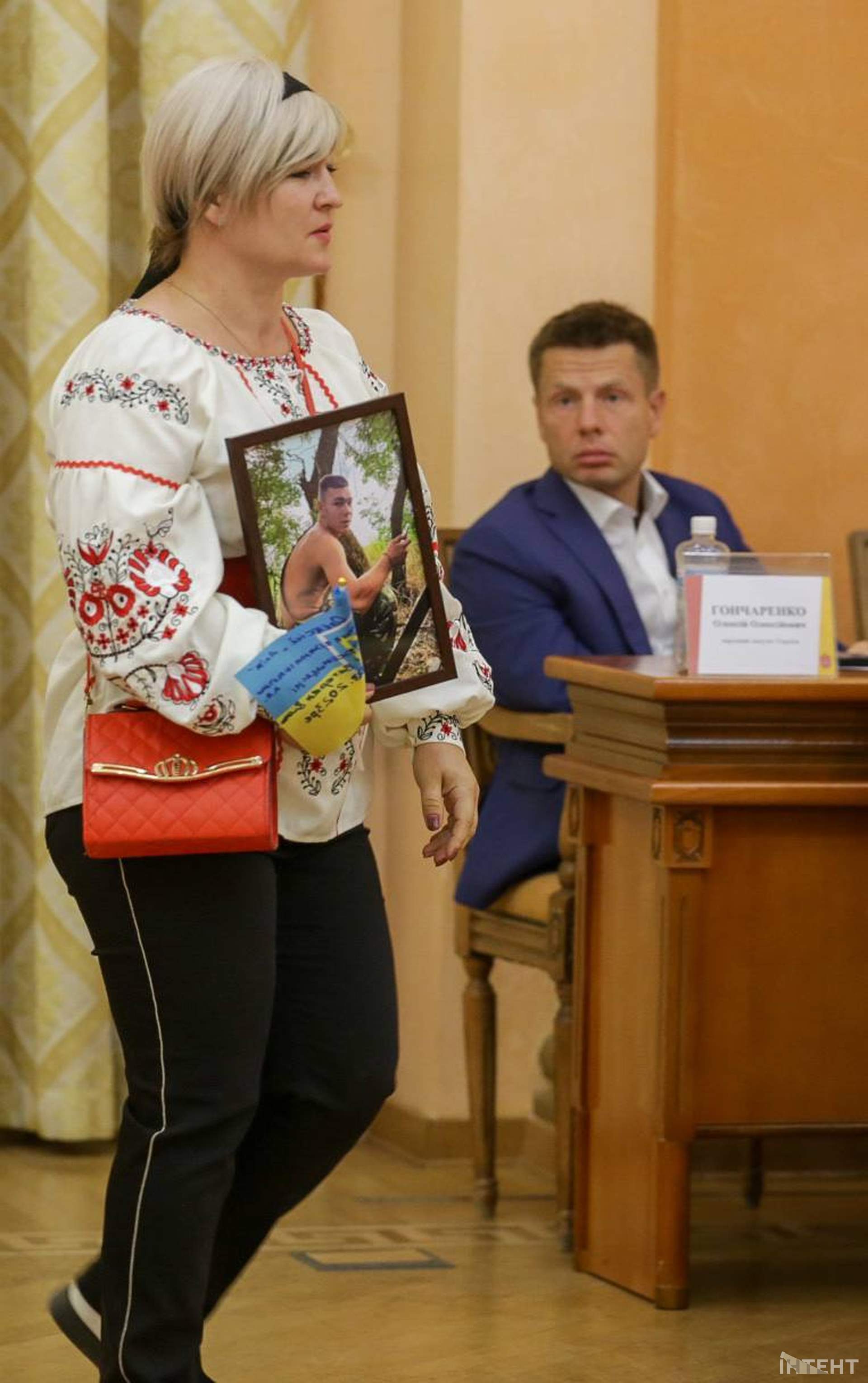 Бурхлива сесія та мітинг у світлинах Інтента