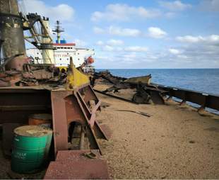 У Чорному морі росіяни вдарили ракетою в судно з зерном: наслідки атаки