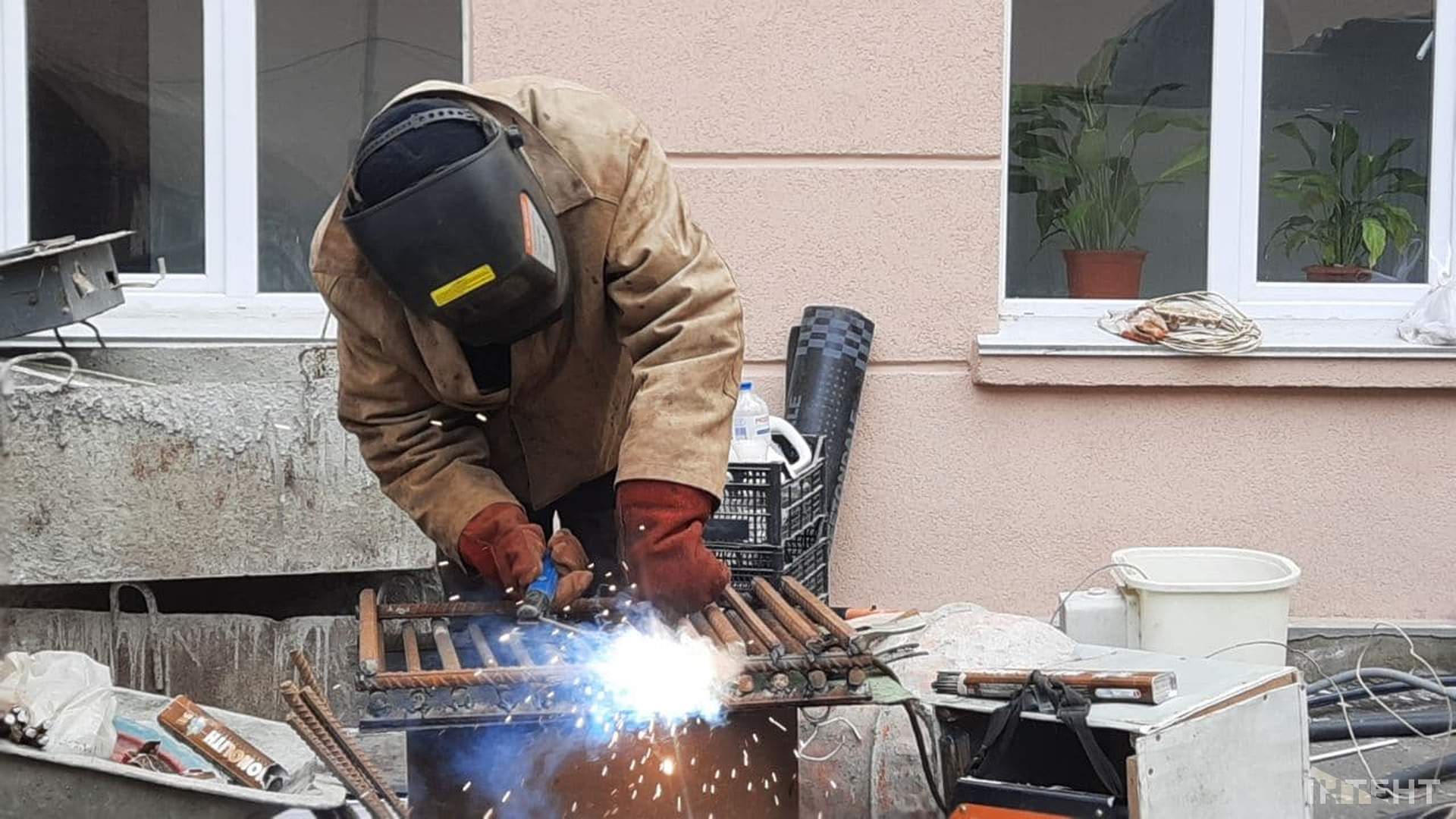 Одеські волонтери роблять пічки-буржуйки для військових