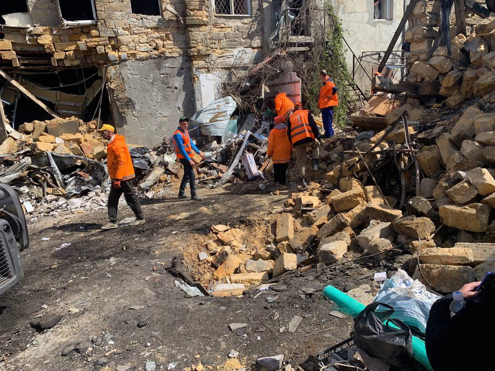 Наслідки влучання російського дрона в житлові будинки Одеси у світлинах