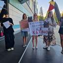 Одесити влаштували акцію протесту з вимогою врятувати єнота з контактного зоопарку