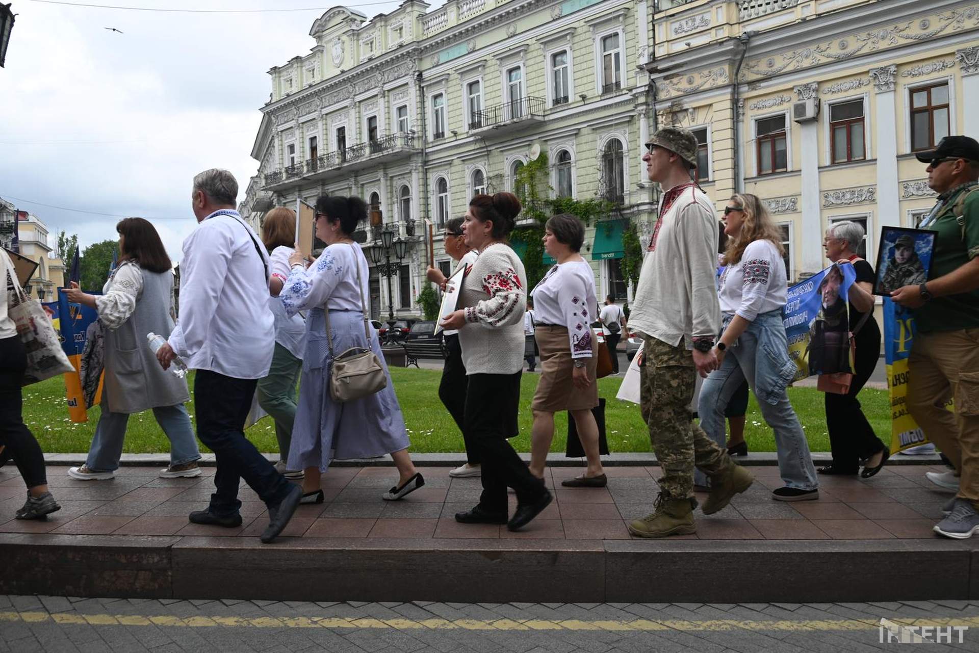Лампадки, стрічки та хода пам’яті: в Одесі відбулася акція до Дня вишиванки