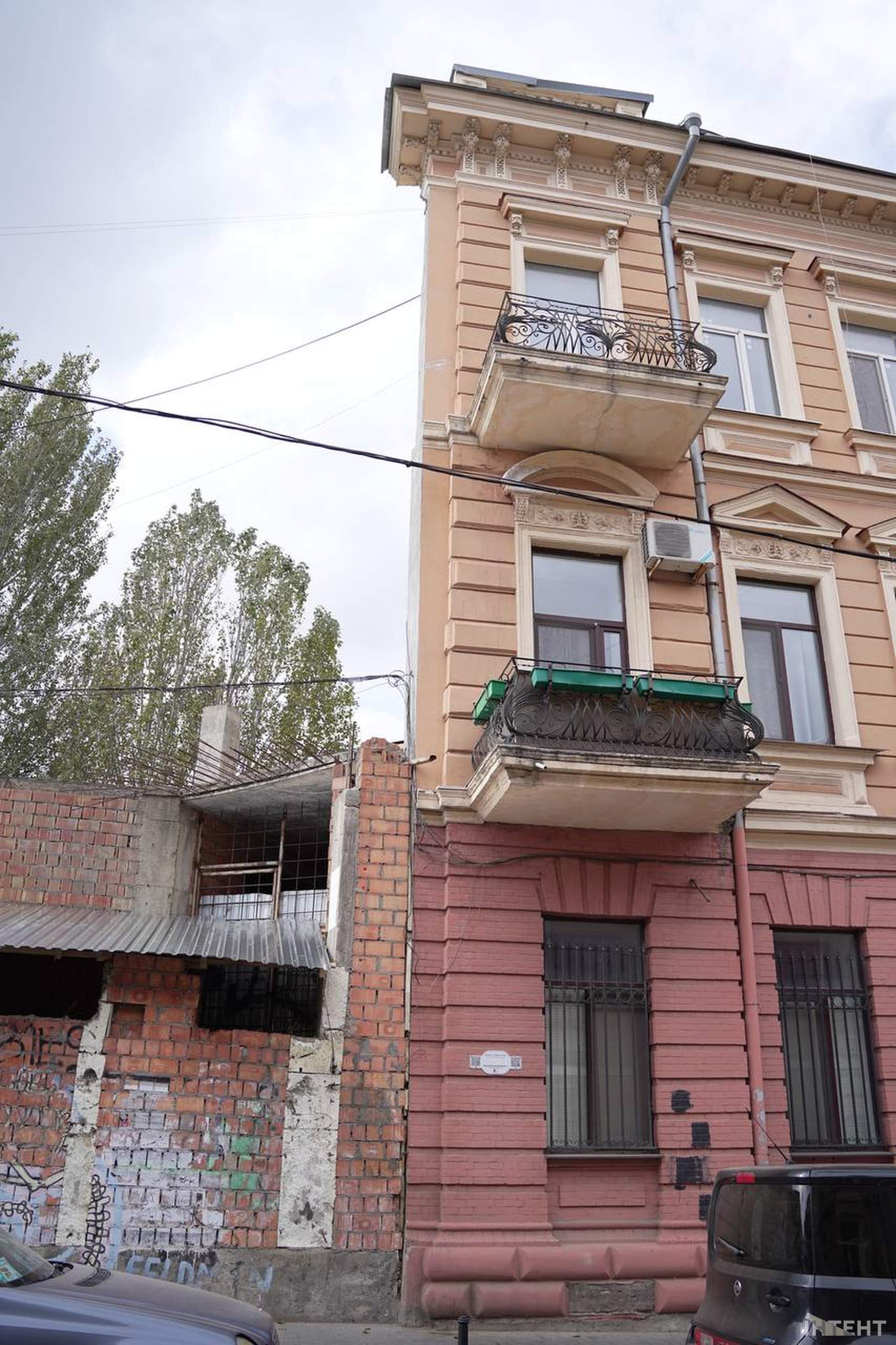 Легендарний "будинок стіна" опинився під загрозою в Одесі: що кажуть у мерії