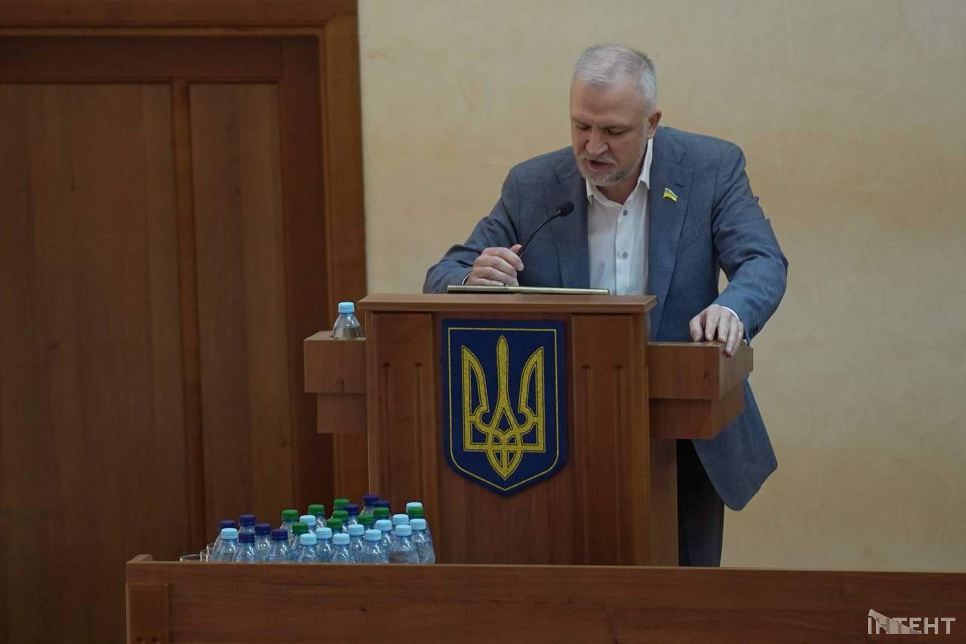 Депутатські суперечки й рокірування у світлинах Інтента