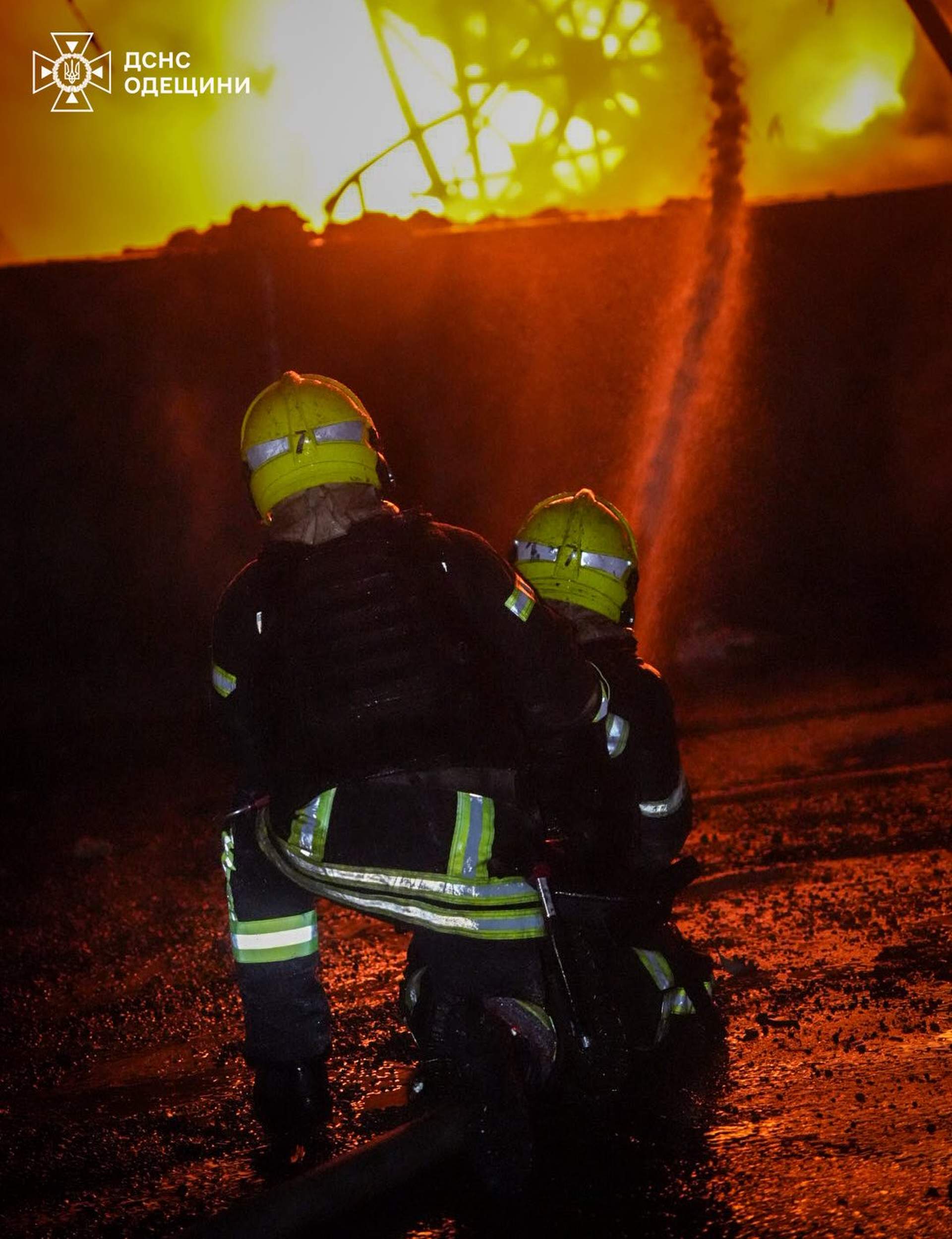 Спричинену росією пожежу в Одесі вночі гасили 80 рятувальників