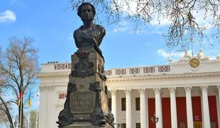 Decolonization to the sound of sirens: an American writer visited Odesa