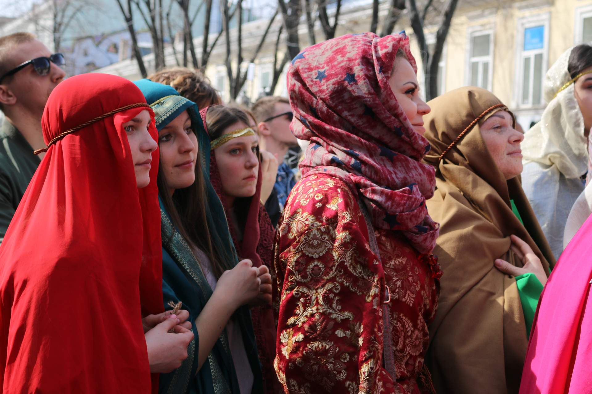 «Пасхальная реконструкция» в Одессе: плакальщицы, медвежьи шкуры и селфи с легионерами