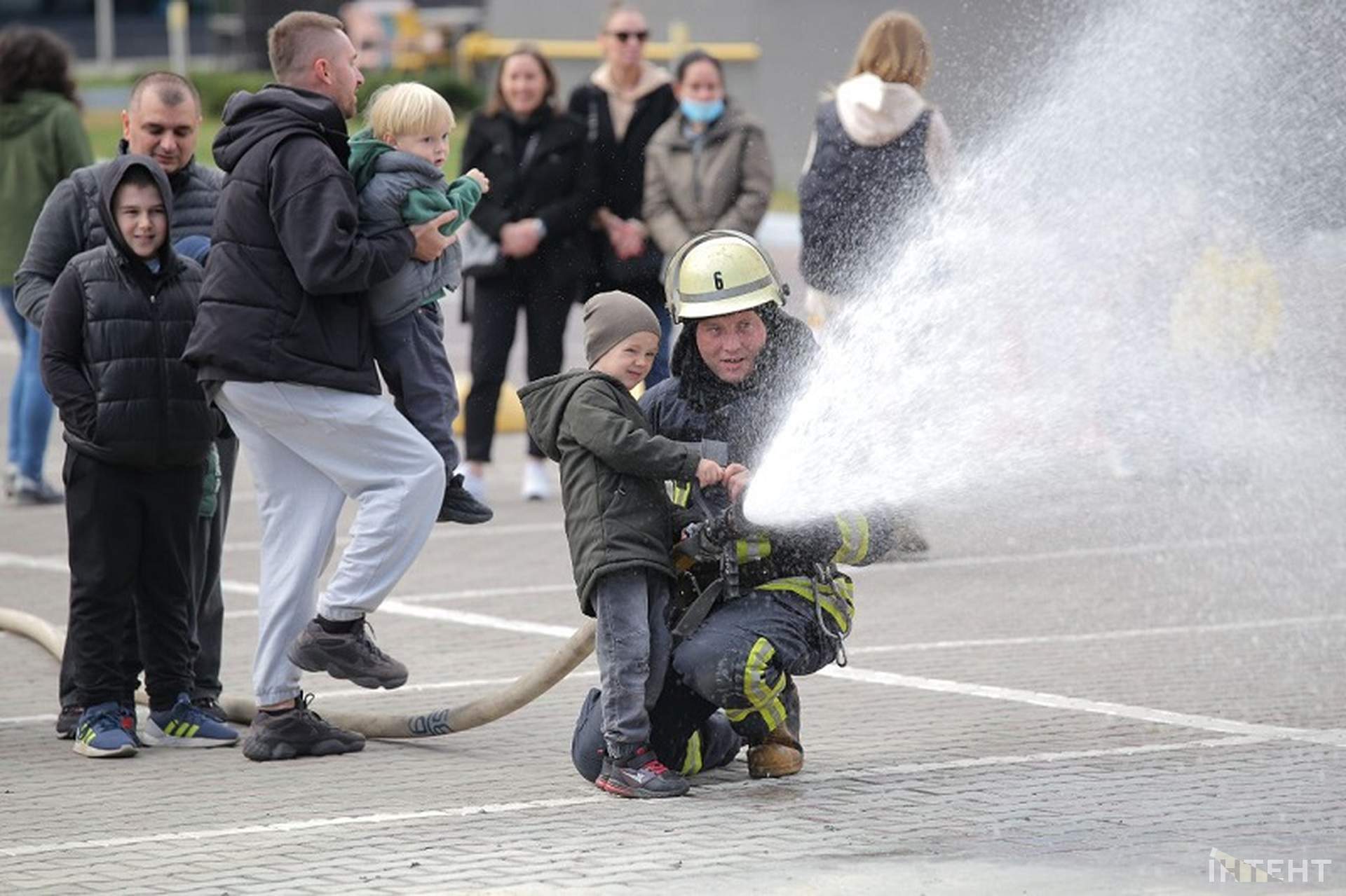 Одеситам розповіли про небезпечні предмети та вчили гасити пожежі