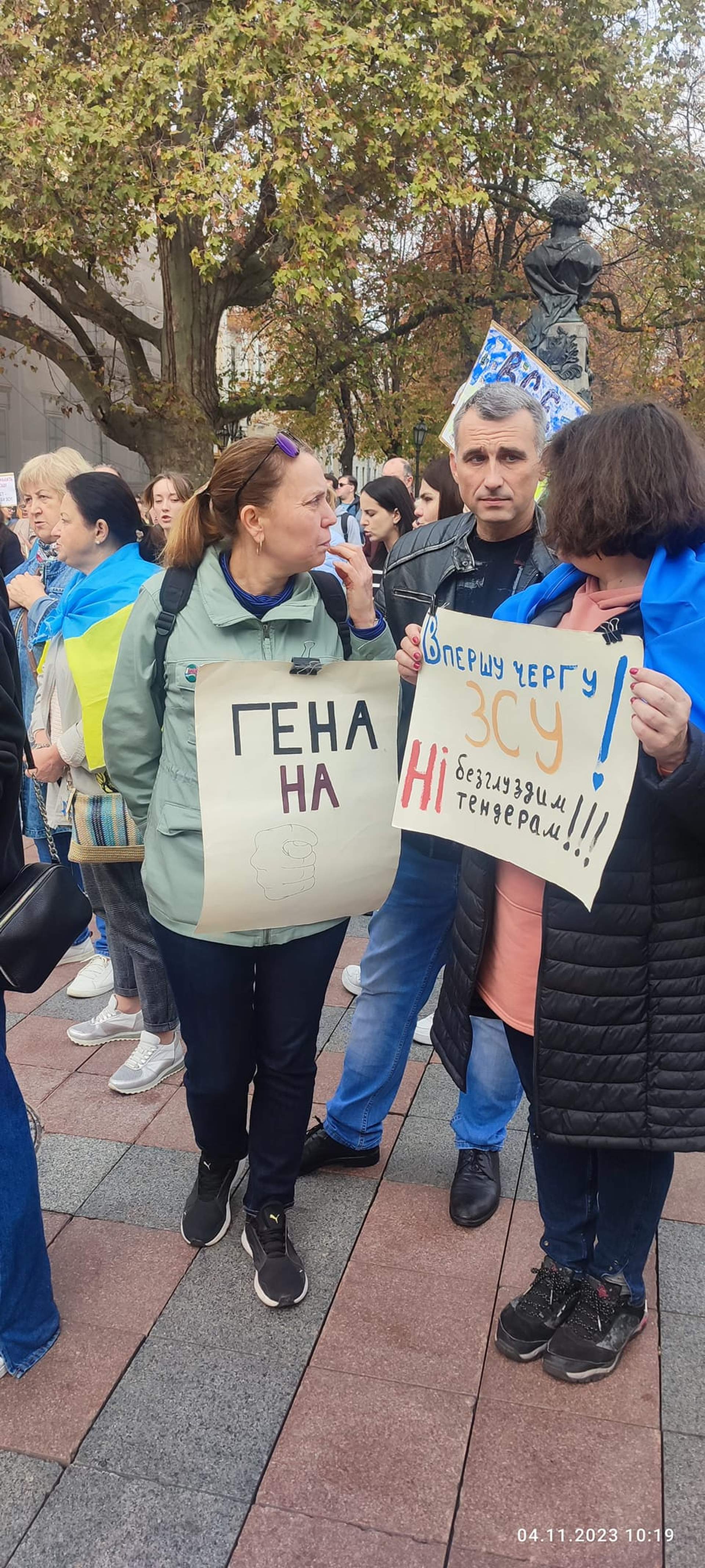 Одесити вийшли до будівлі мерії на ювілейну суботню акцію протесту проти недоцільних тендерів