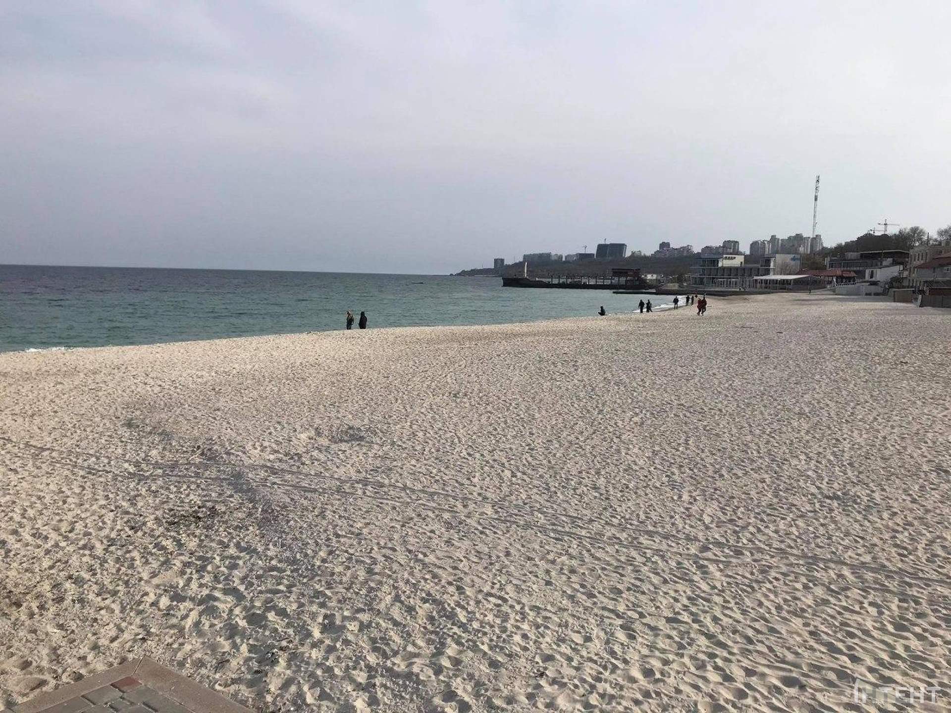 Вікенд на Ланжероні: смугасті стрічки не зупиняють одеситів, які вийшли погуляти