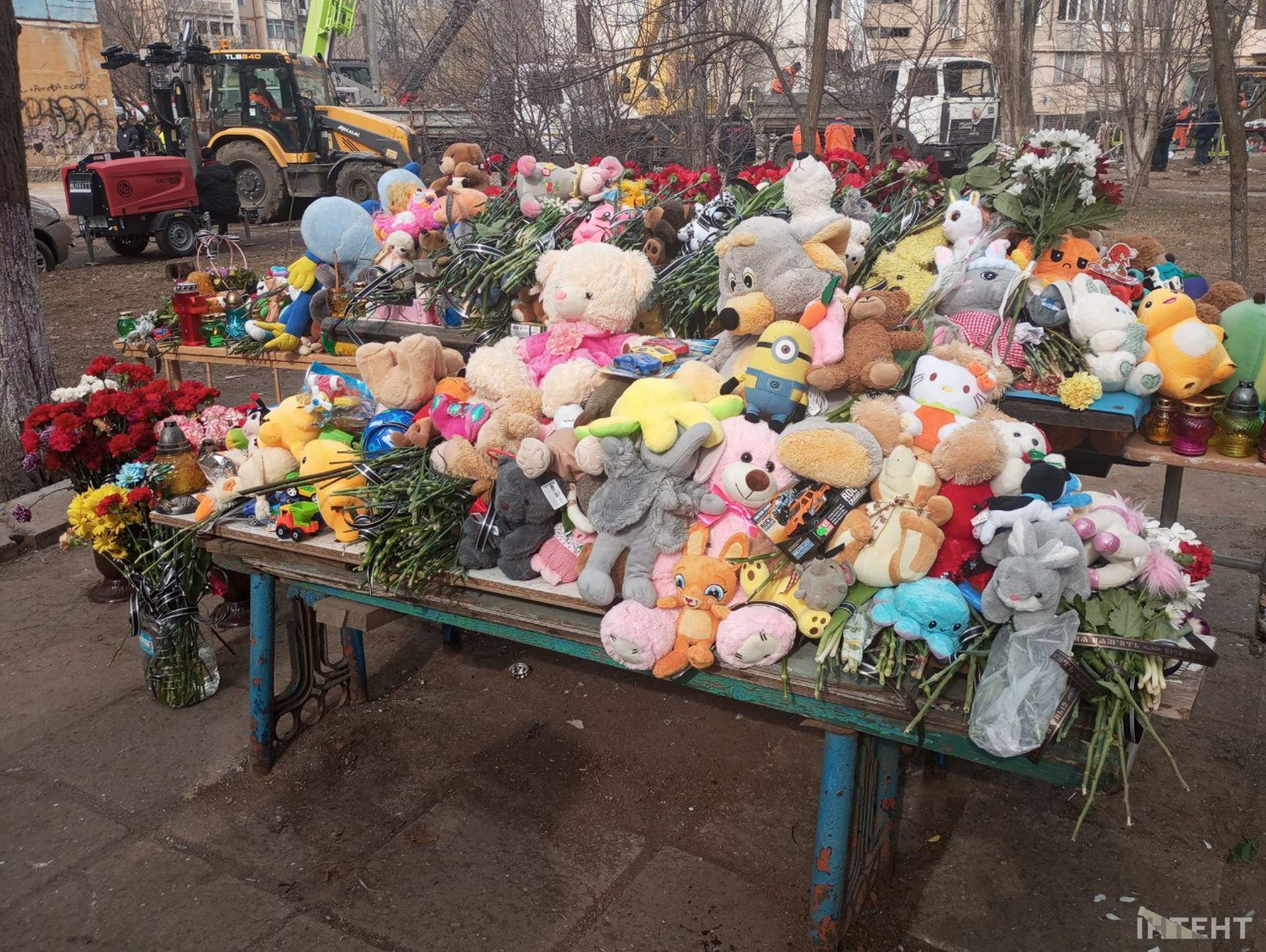 Одесити несуть іграшки та квіти на місце трагедії