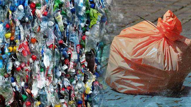 Пляшки та пакет зі сміттям. КОЛАЖ: Суспільне Миколаїв