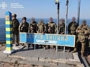 На острів Зміїний повернули прикордонний знак