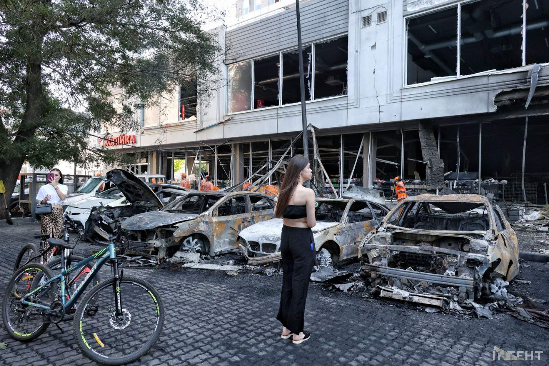 Внаслідок нічного обстрілу Одеси постраждали відділення банку та супермаркет