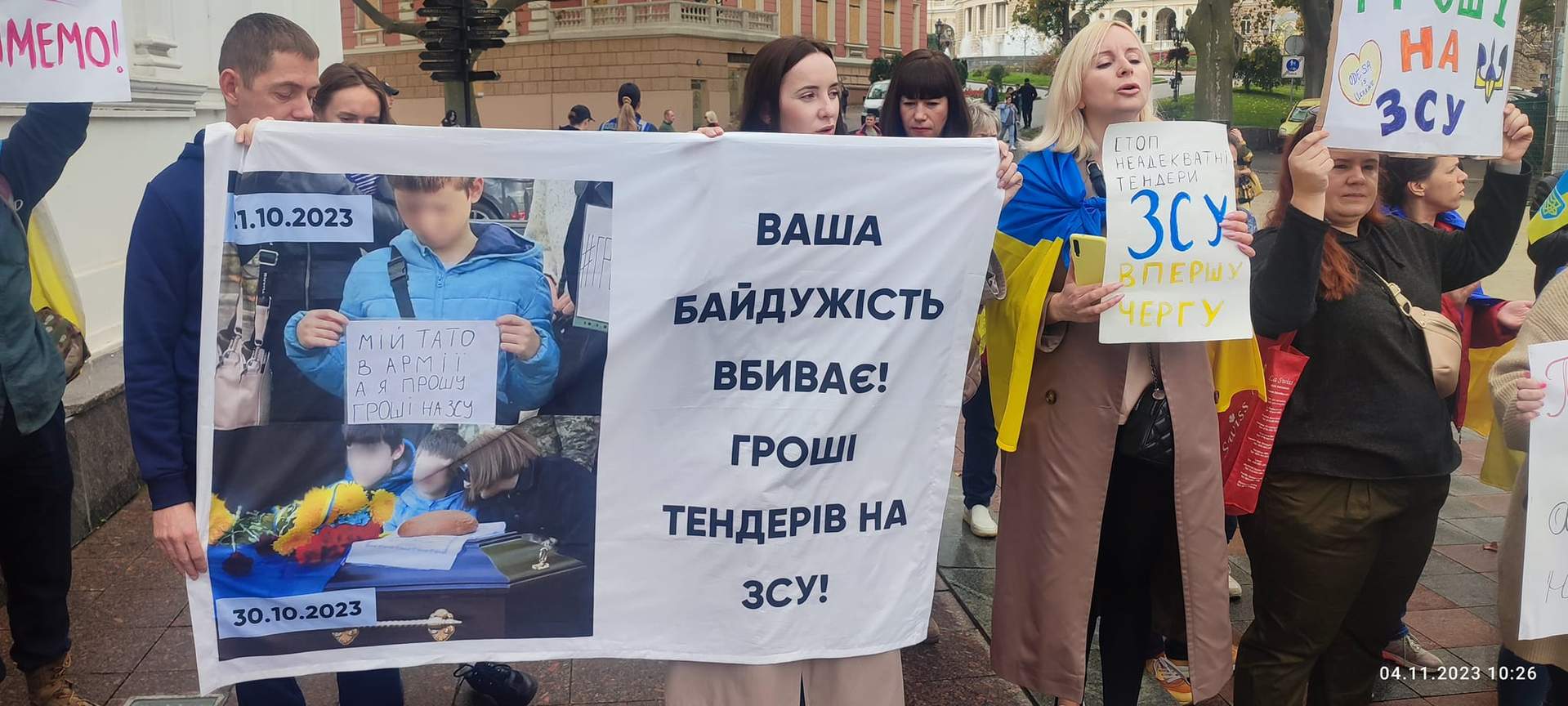 Одесити вийшли до будівлі мерії на ювілейну суботню акцію протесту проти недоцільних тендерів