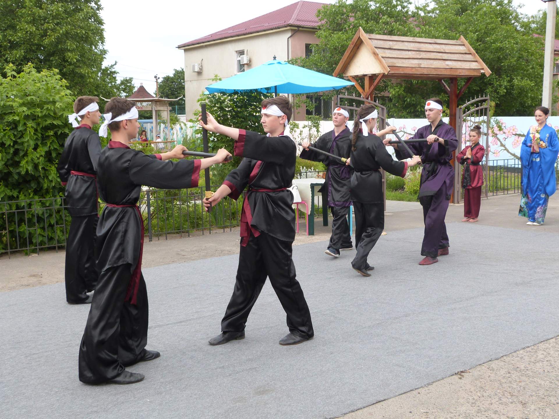 Під час фестивалю вуличного мистецтва у Доброславі відкрили металеву "перлинку"