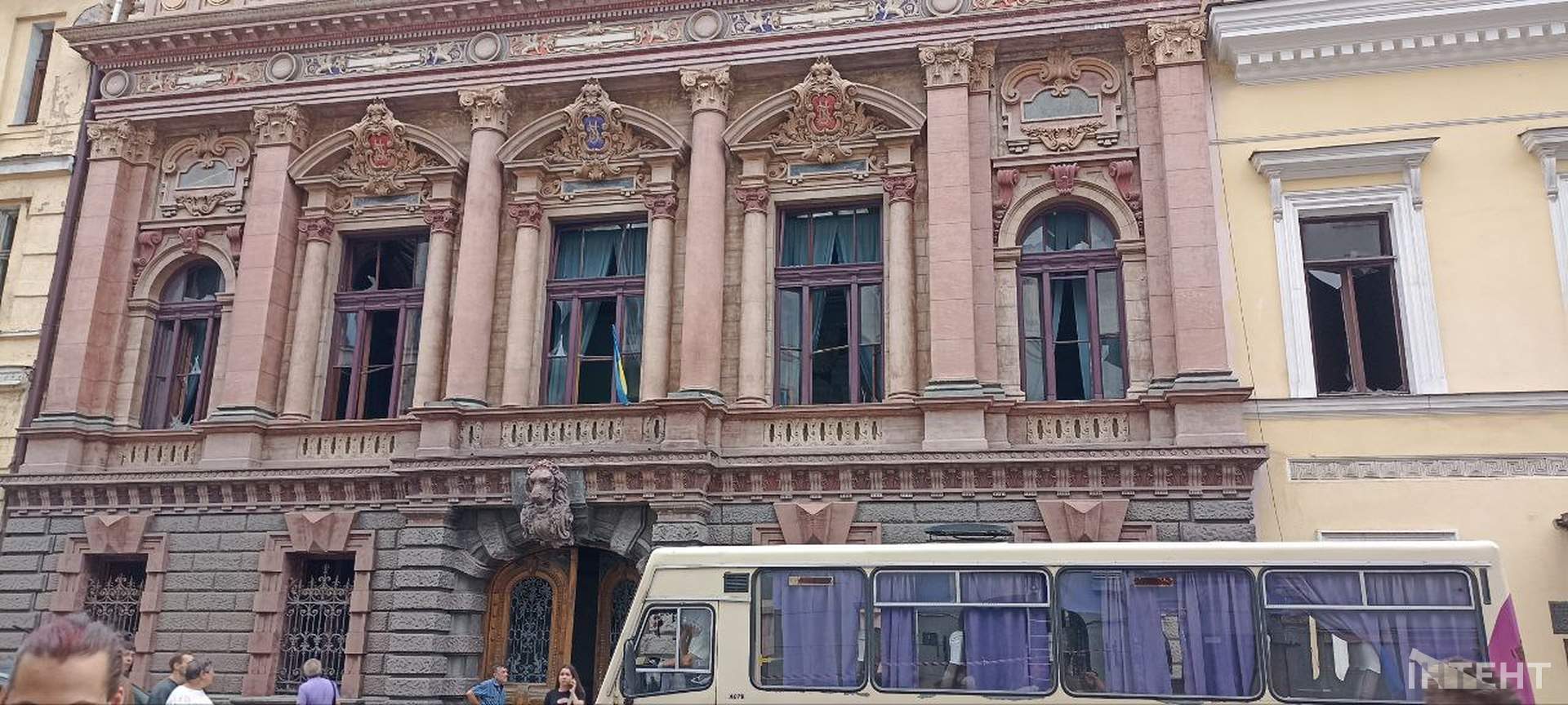 Наслідки нічної атаки росіян по Одесі в світлинах Інтента
