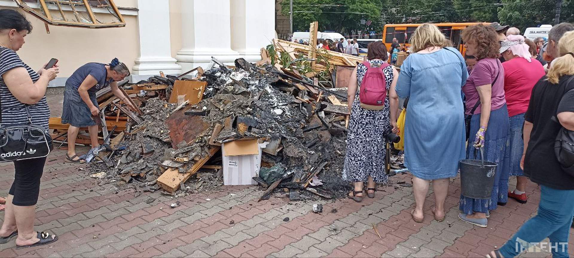 Наслідки нічної атаки росіян по Одесі в світлинах Інтента