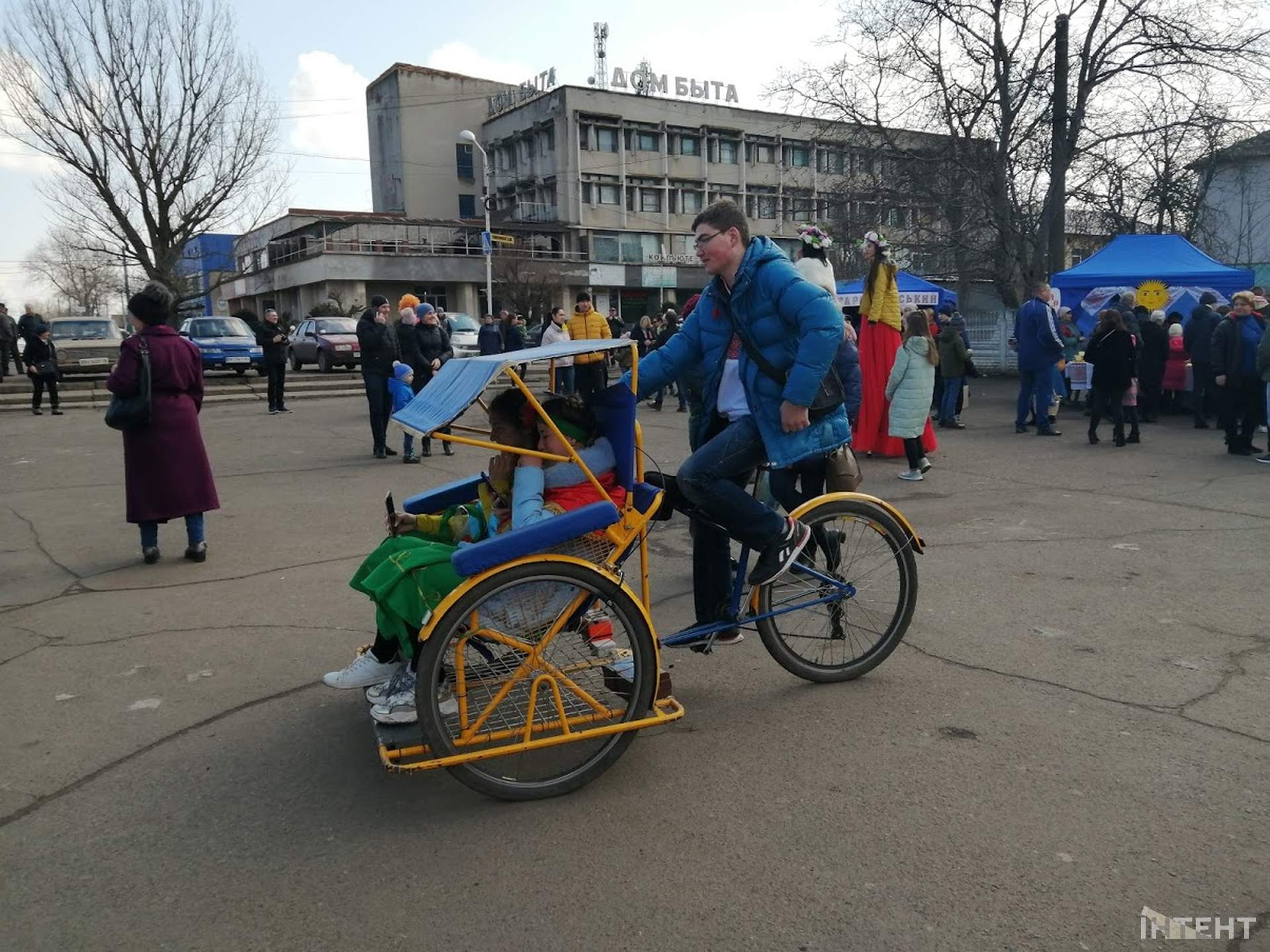 Роздільна зустріла весну ярмарком млинців, піснями та частуванням