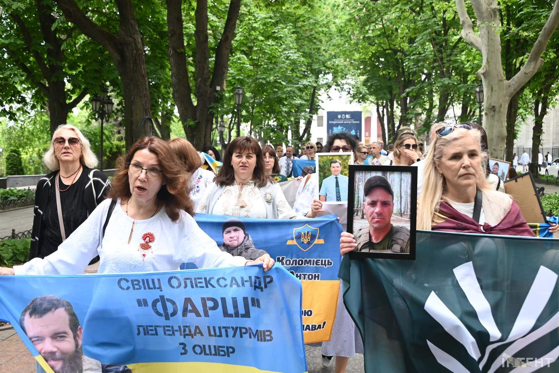 Лампадки, стрічки та хода пам’яті: в Одесі відбулася акція до Дня вишиванки