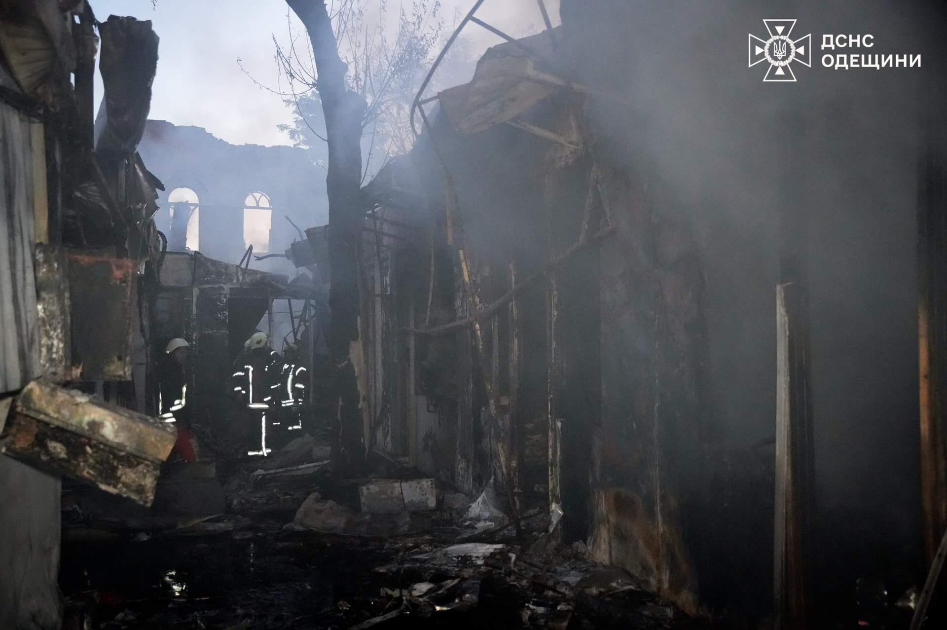 Пошкоджень від російської атаки зазнали вночі радіоринок та гуртожиток в Одесі