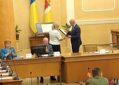 Подчиненные вручили одесскому мэру награду за службу