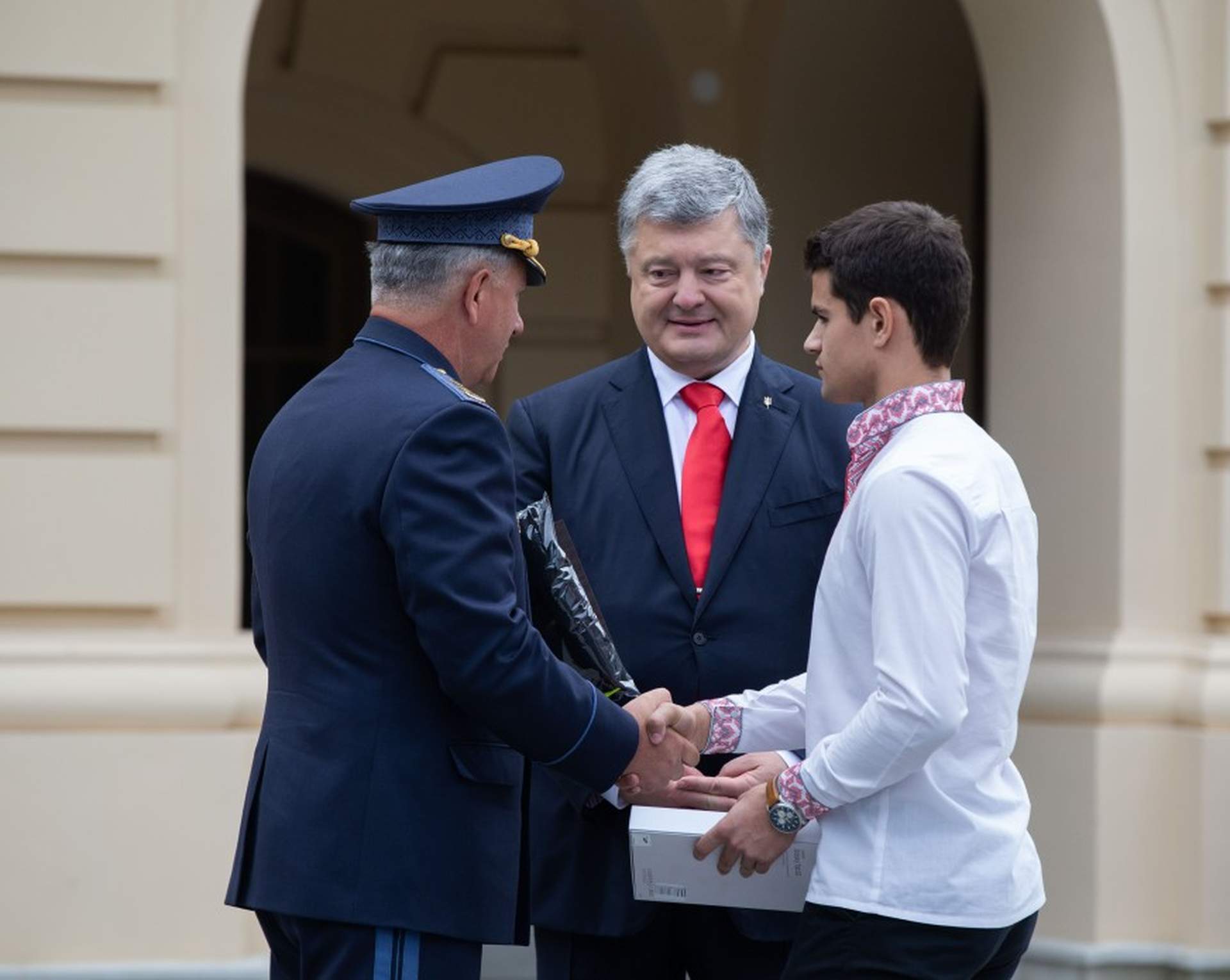 Президент наградил подростков из Одессы, спасавших детей в «Виктории»