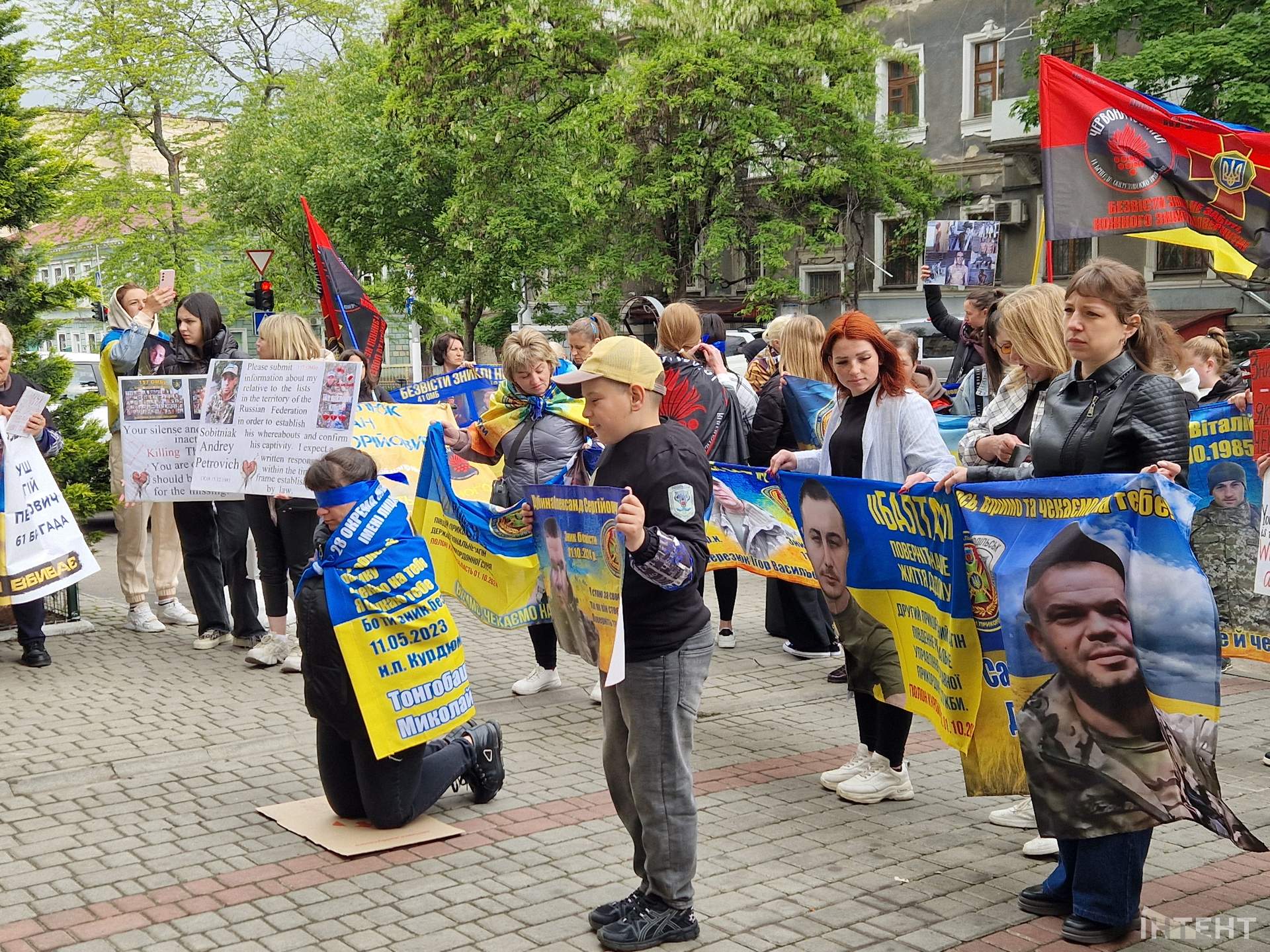 Родичі полонених в Одесі пікетували Червоний Хрест
