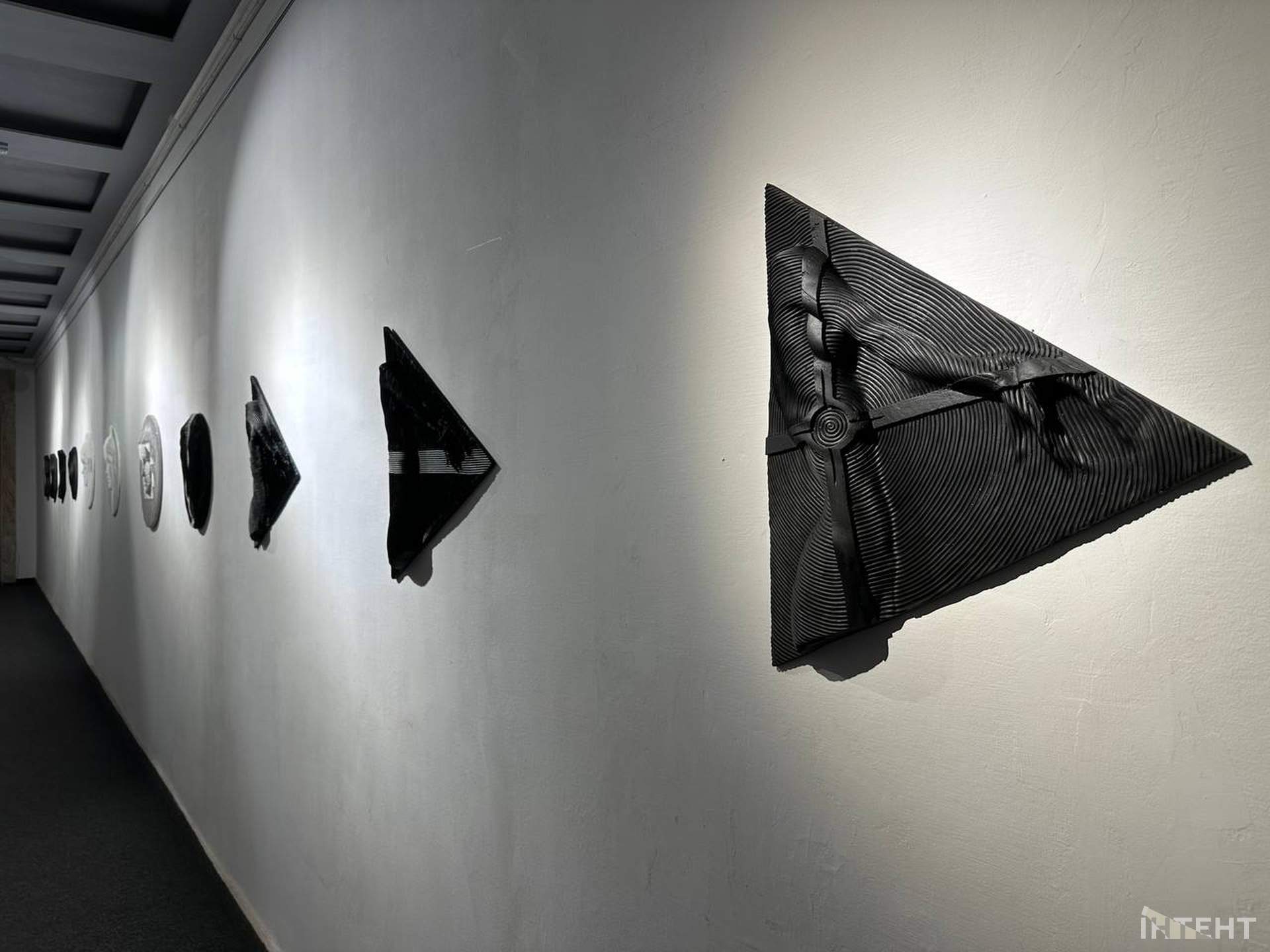 Є й одесити: у Львові стартувала художня виставка на три поверхи