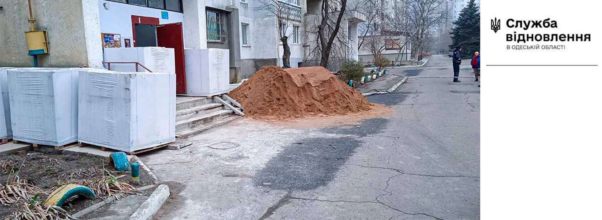 У Сергіївці показали, як відновлюють багатоповерхівку після ракетного удару