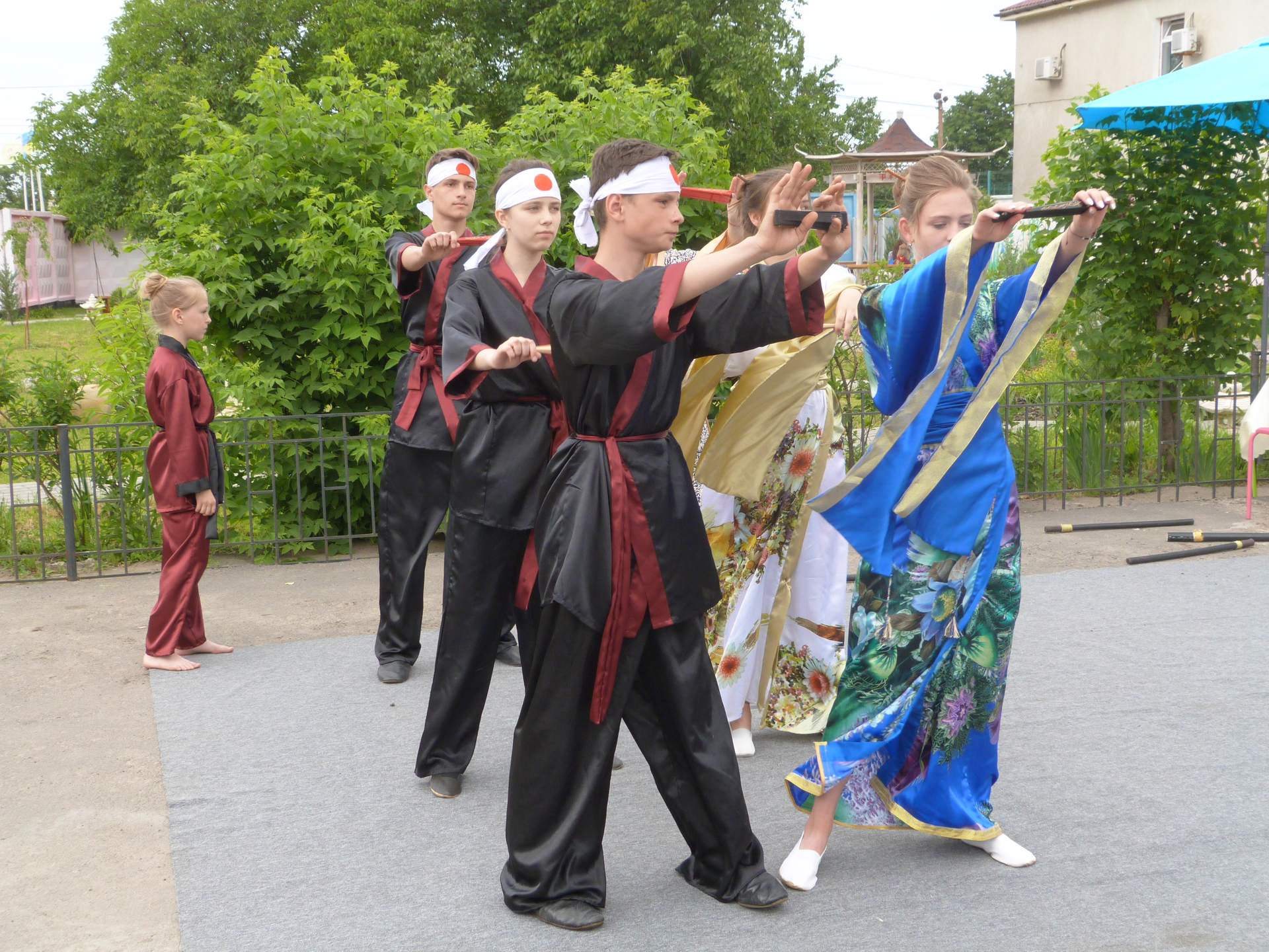 Під час фестивалю вуличного мистецтва у Доброславі відкрили металеву "перлинку"