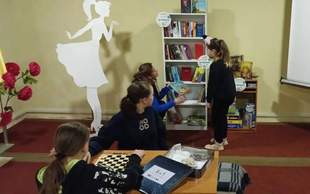 У "Пунктах незламності" на Херсонщині з'явилися книжкові полиці