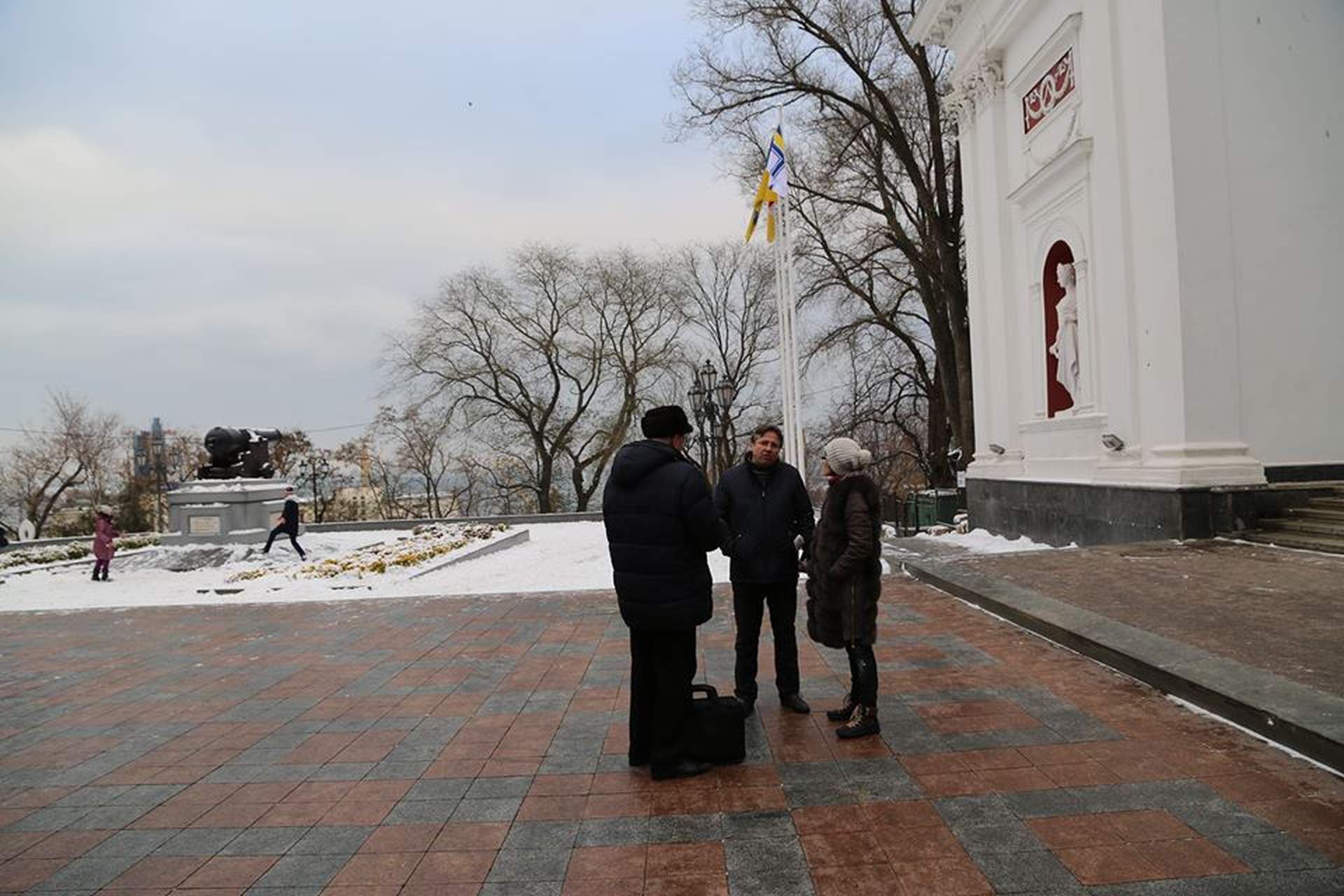 Возле Одесской мэрии подняли флаг ВМС Украины в поддержку военнопленных
