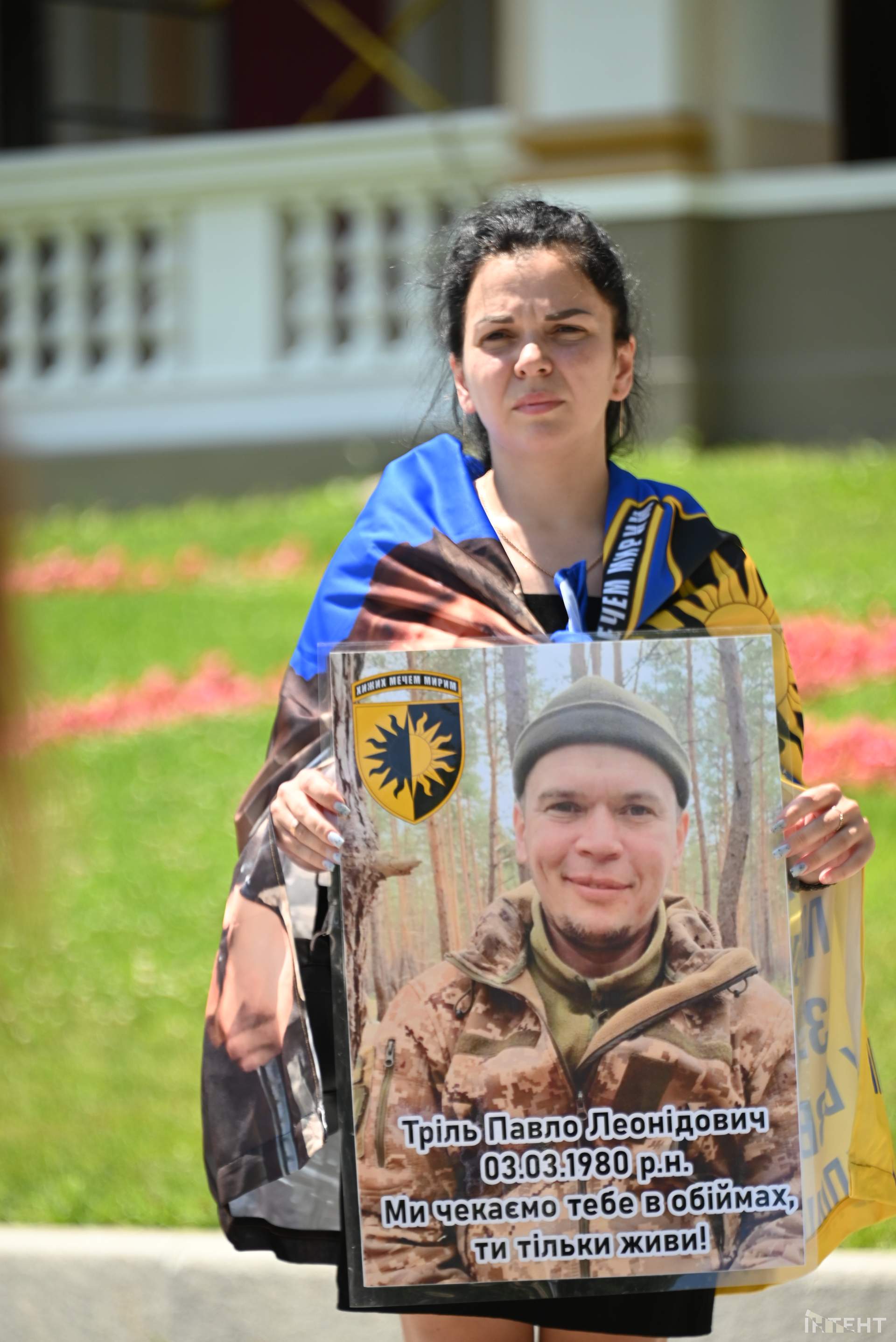 Родичі полонених розгорнули в Одесі 100-метровий прапор до Дня Конституції
