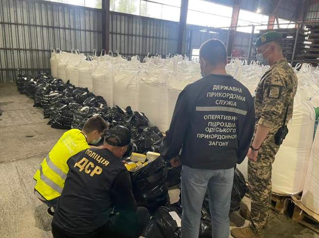 Стіки для нагрівання тютюну, через які ламали дно фури, "потягнули" на 2,5 мільйони