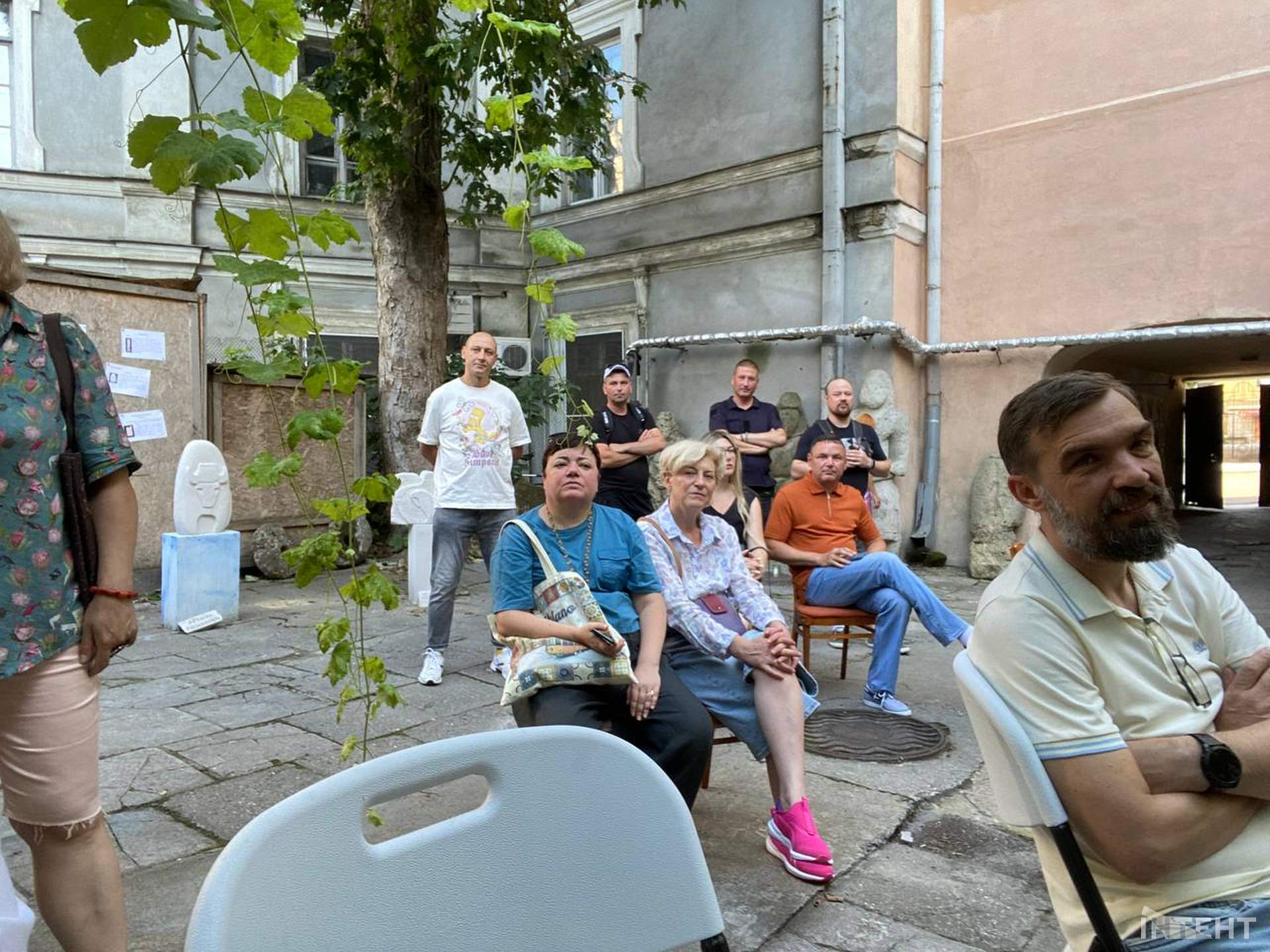 На фінісажі виставки Наталі Довбиш в Одесі зібрали кошти для захисника України