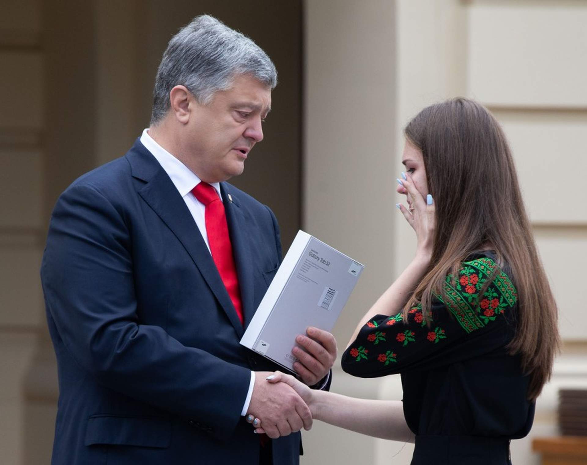 Президент наградил подростков из Одессы, спасавших детей в «Виктории»