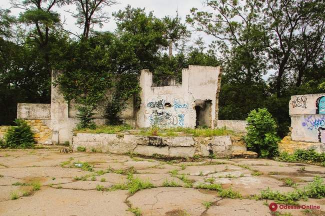 Руїни у парку Савицького. ФОТО: Odessa.online 2020 рік.