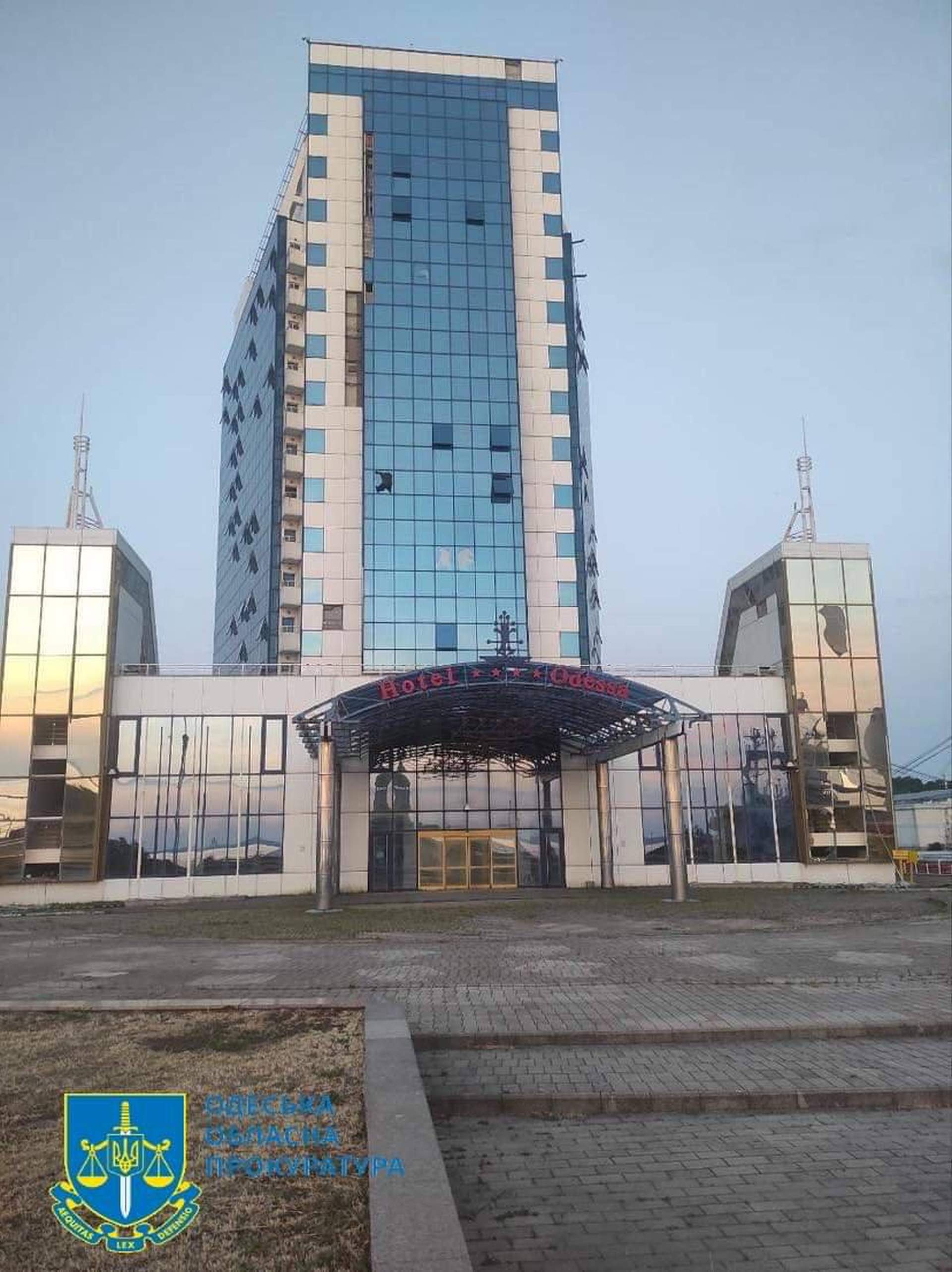 Уламки російських ракет поцілили у порт та поранили людину в Одесі