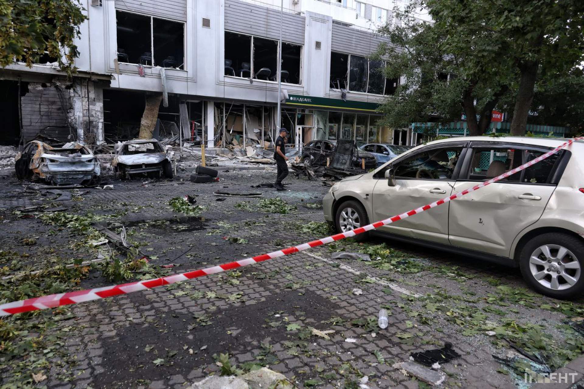 Внаслідок нічного обстрілу Одеси постраждали відділення банку та супермаркет