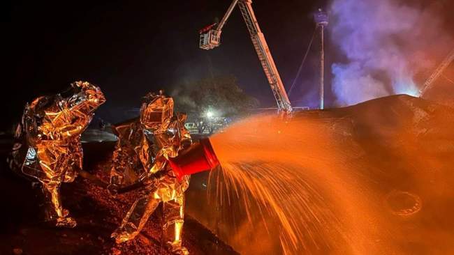 Пожежа в Ізмаїльскому порту через влучання шахедів.ФОТО: ДСНС України